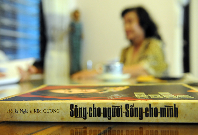 Nghệ sĩ Kim Cương với cuốn hồi ký “Sống cho người – Sống cho mình”.