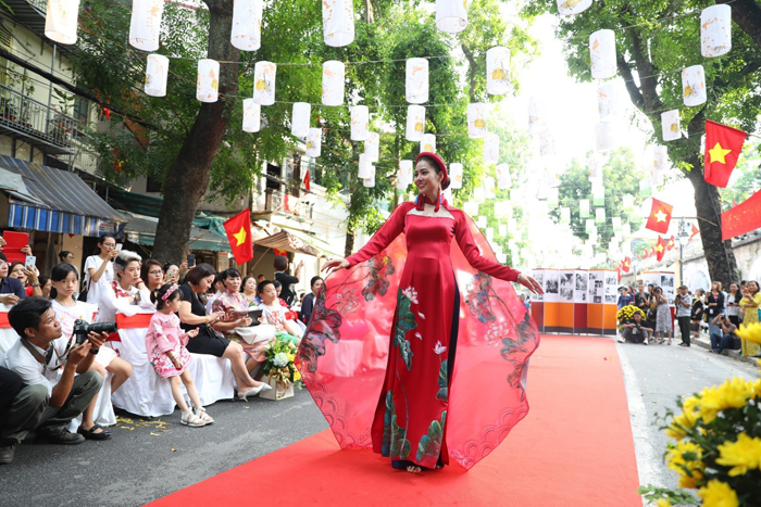 Biểu diễn thời trang áo dài với chủ đề “Sắc thu Hà Nội” tại phố bích họa Phùng Hưng, Hà Nội. Ảnh: Thành Đạt/TTXVN