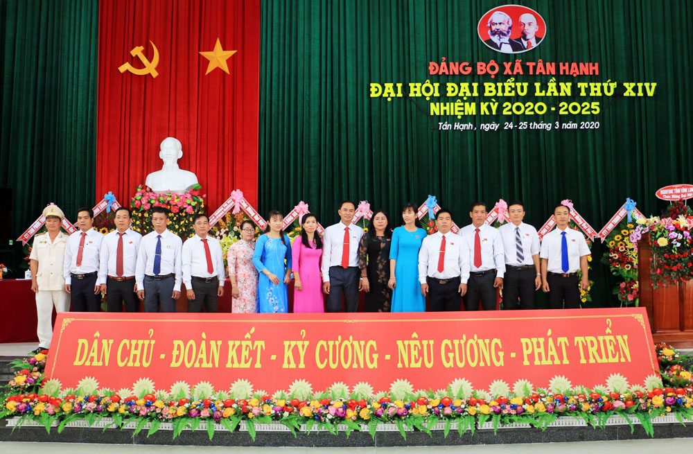 Ban Chấp hành Đảng bộ xã Tân Hạnh (Vĩnh Long) nhiệm kỳ 2020 - 2025 ra mắt đại hội.