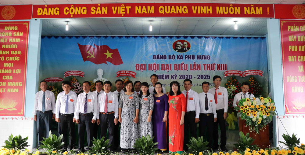 Ban Thường vụ Đảng ủy xã Phú Hưng (huyện Cái Nước, tỉnh Cà Mau) ra mắt đại hội.