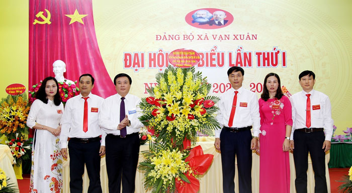 Bí thư Trung ương Đảng Nguyễn Xuân Thắng (thứ 3, từ trái sang) tặng hoa chúc mừng Đại hội Đảng bộ xã Vạn Xuân (Phú Thọ).