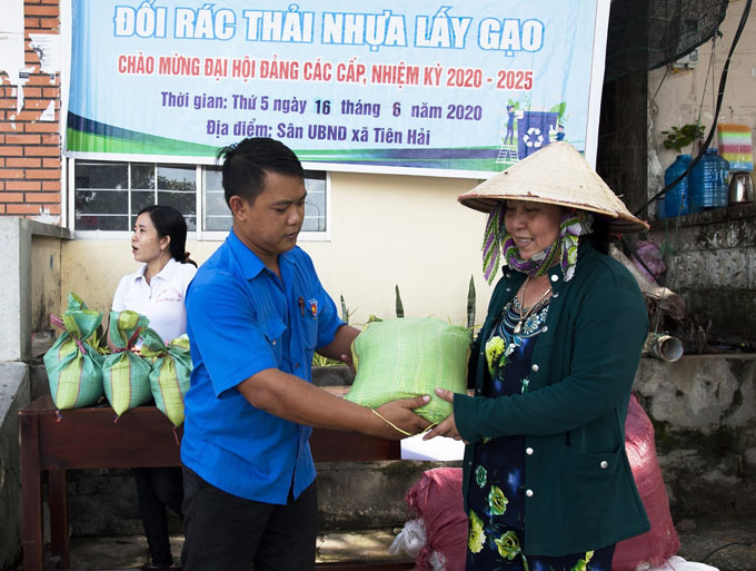 Mô hình “Đổi rác thải nhựa lấy gạo” ở xã đảo Tiên Hải, thành phố Hà Tiên (Kiên Giang). Ảnh: Hồng Đạt/TTXVN