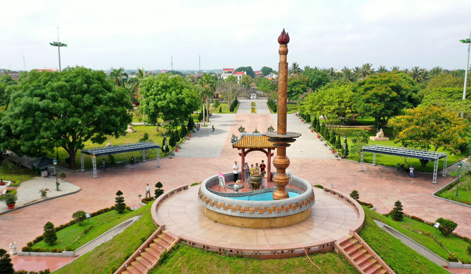 Khách đến tham quan và dâng hương tại Di tích Quốc gia đặc biệt Thành Cổ Quảng Trị