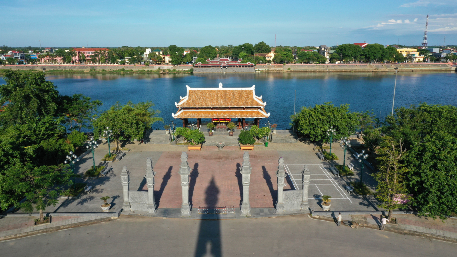 Đền tưởng niệm - Bến thả hoa bờ bắc sông Thạch Hãn.