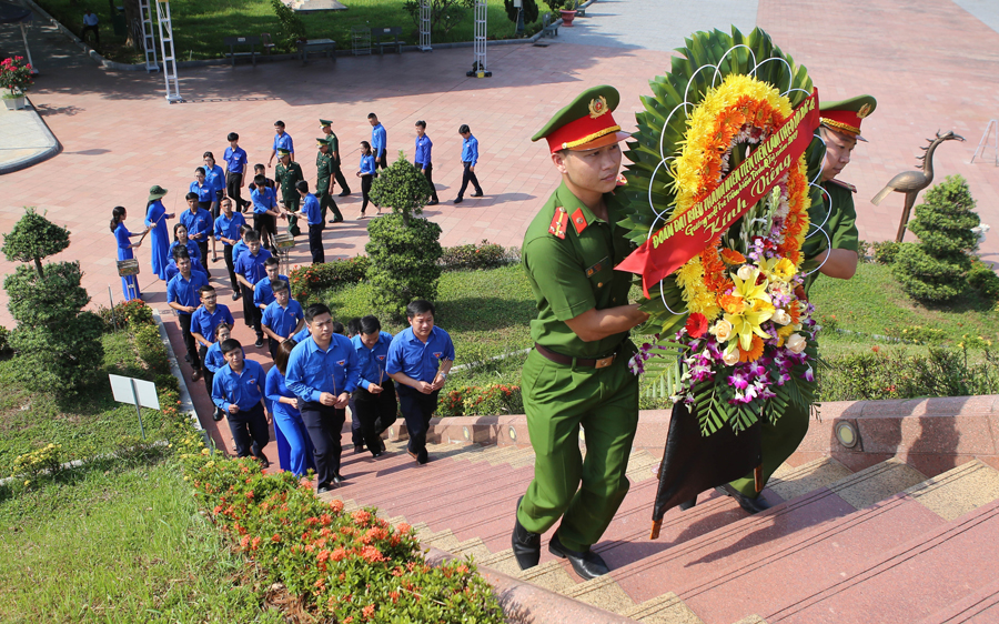 Dâng hương, dâng hoa các anh hùng liệt sĩ tại Di tích đặc biệt Quốc gia Thành Cổ Quảng Trị.