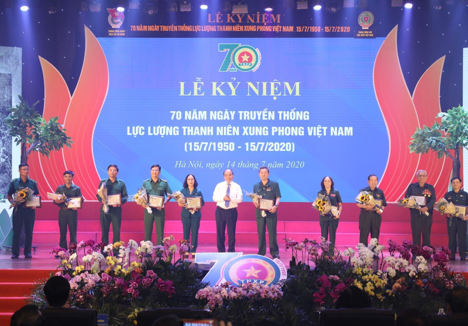 Thủ tướng Chính phủ Nguyễn Xuân Phúc trao hoa và biểu trưng tặng các cá nhân điển hình tiêu biểu được tôn vinh.