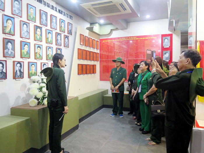 Hội cựu Thanh niên xung phong thăm quan phòng truyền thống.