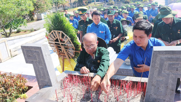 Hội Cựu thanh niên xung phong Quảng Bình dâng hương tưởng nhớ các anh hùng liệt sỹ.