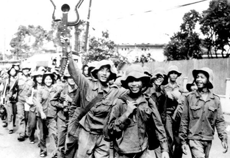 Thanh niên xung phong Thành phố Hồ Chí Minh hăng hái lên đường đi xây dựng vùng kinh tế mới, ngày 28/3/1976.