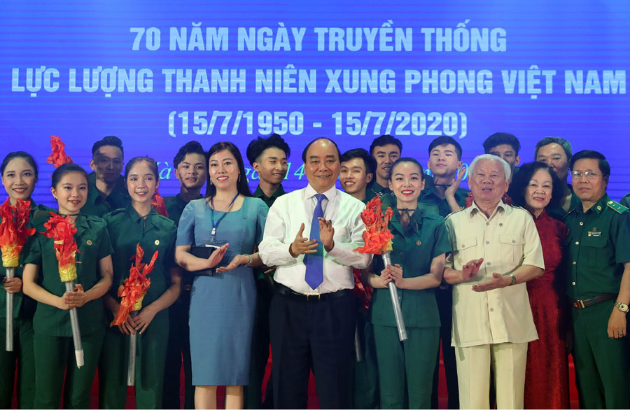 Thủ tướng Chính phủ Nguyễn Xuân Phúc cùng các cá nhân điển hình tiêu biểu được tôn vinh.