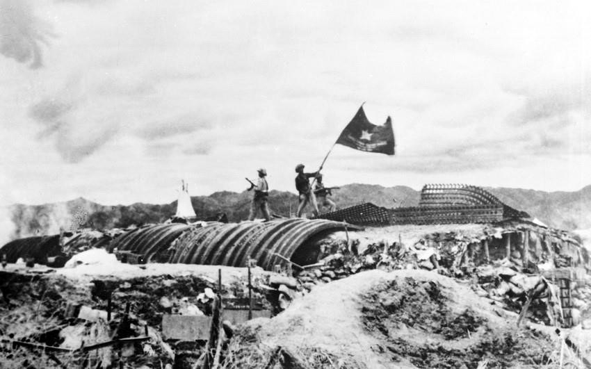 Ngày 7/5/1954, lá cờ quyết chiến, quyết thắng của quân đội ta tung bay trên nóc hầm tướng Đờ Cát, Điện Biên hoàn toàn giải phóng.