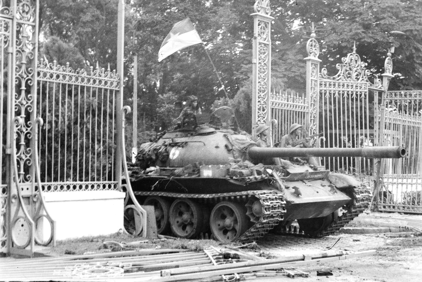 Xe tăng quân Giải phóng tiến vào Dinh Độc Lập ngày 30/4/1975.