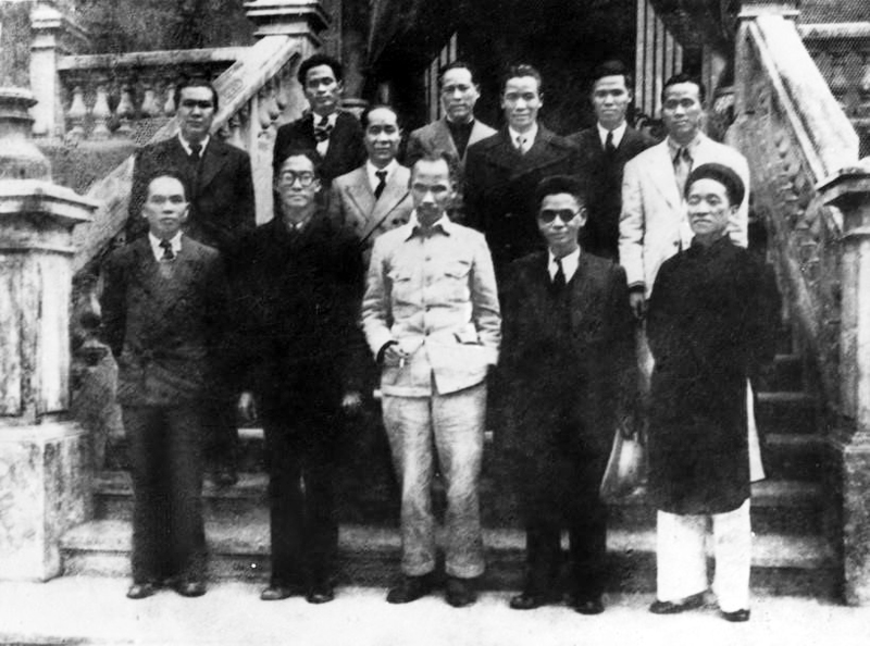 Chủ tịch Hồ Chí Minh và các thành viên Hội đồng Chính phủ lâm thời nước Việt Nam Dân chủ Cộng hoà ra mắt sau phiên họp đầu tiên, sáng 3/9/1945.