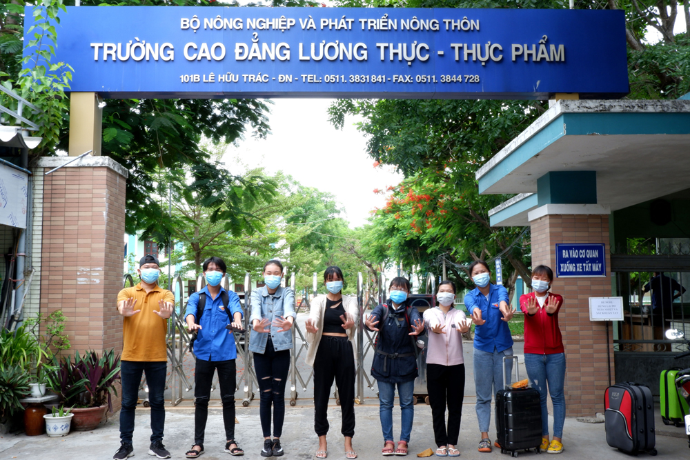 Các thành viên trong đội tình nguyện tại khu cách ly trường Cao đẳng Lương thực - Thực phẩm (quận Sơn Trà, thành phố Đà Nẵng).