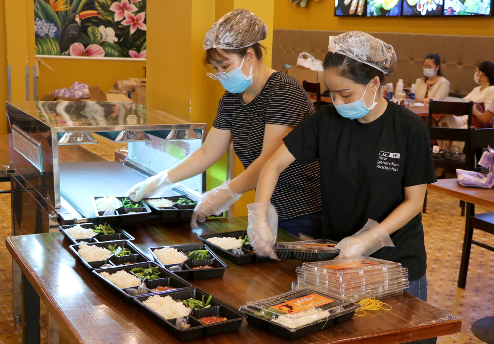 Suất ăn miễn phí cho khu cách ly được chế biến theo quy trình sạch sẽ, an toàn, đảm bảo phòng dịch.