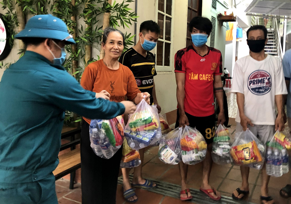 Những phần quà hỗ trợ được kịp thời chuyển tới các hộ dân có hoàn cảnh khó khăn trong khu vực phong tỏa.