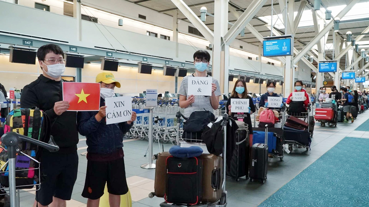 Trong các ngày 2 và 3/8/2020, các cơ quan chức năng Việt Nam, các cơ quan đại diện Việt Nam tại Canada, Đại sứ quán Việt Nam tại Hàn quốc và hãng Hàng không Quốc gia Việt Nam đã phối hợp với các cơ quan chức năng Canada và Hàn Quốc đưa 300 công dân Việt Nam Canada và Hàn Quốc về nước.