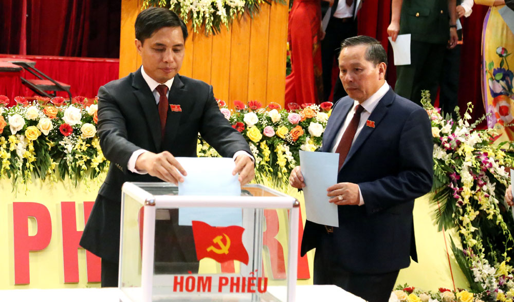 Các đại biểu bầu trực tiếp Bí thư Thành ủy Hạ Long tại Đại hội đại biểu Đảng bộ thành phố Hạ Long (Quảng Ninh) lần thứ XXV, nhiệm kỳ 2020 - 2025.