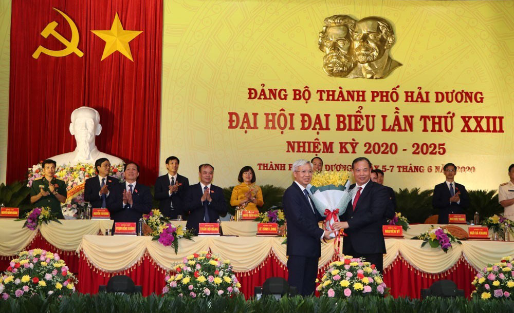 Bí thư Tỉnh ủy Hải Dương Nguyễn Mạnh Hiển tặng hoa chúc mừng đồng chí Lê Đình Long, tân Bí thư Thành ủy Hải Dương khóa XXIII nhiệm kỳ 2020-2025.
