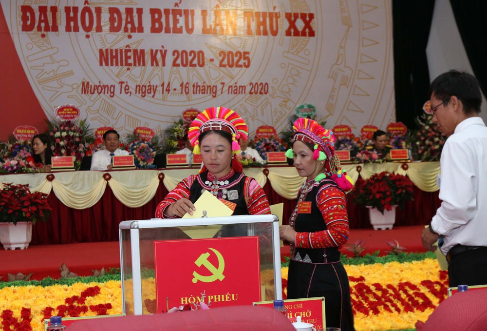 Các đại biểu bỏ phiếu bầu Ban chấp hành Đảng bộ huyện Mường Tè (Lai Châu) lần thứ XX, nhiệm kỳ 2020 - 2025.