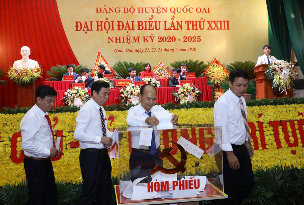 Các đại biểu bỏ phiếu bầu Ban Chấp hành Đảng bộ huyện Quốc Oai (Hà Nội), nhiệm kỳ 2020 - 2025.