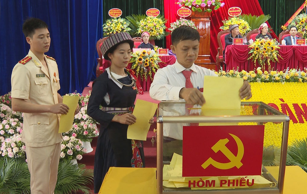 Đại hội đại biểu Đảng bộ huyện Văn Bàn (Lào Cai) lần thứ XXI, nhiệm kỳ 2020 - 2025. Đây là Đại hội được Đảng bộ tỉnh lựa chọn thực hiện thí điểm bầu trực tiếp Bí thư.