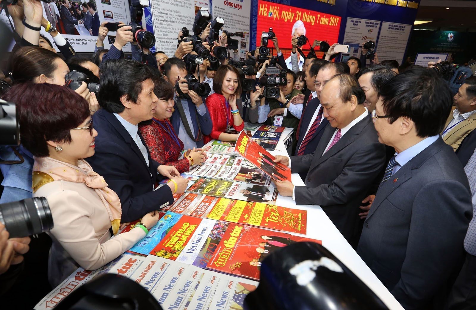 Thủ tướng Chính phủ Nguyễn Xuân Phúc thăm gian trưng bày của TTXVN tại Hội báo toàn quốc 2019.