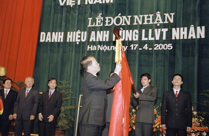 Chủ tịch nước Trần Đức Lương trao tặng Danh hiệu Anh hùng Lực lượng vũ trang nhân dân cho TTXVN, ngày 17/4/2005.