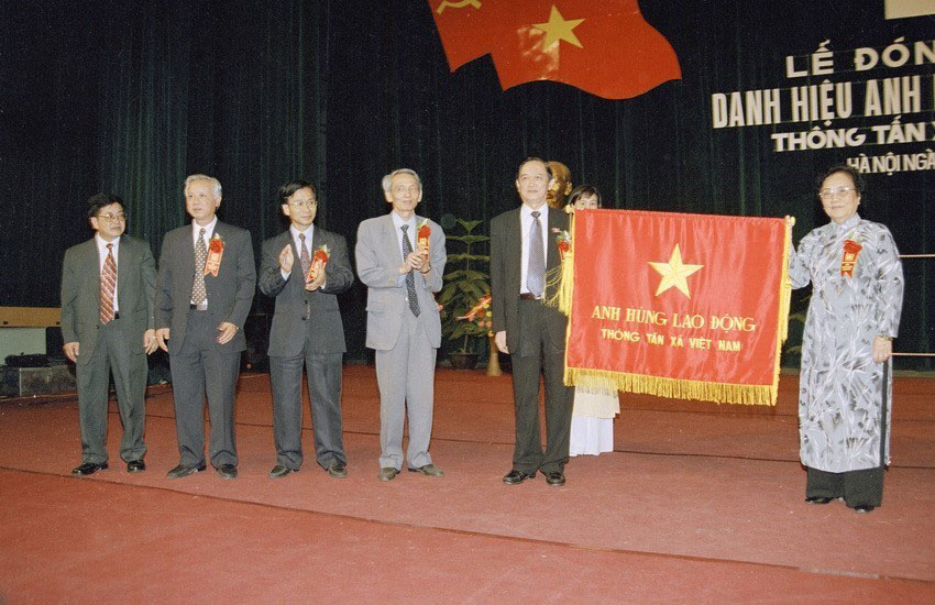 Phó Chủ tịch nước Nguyễn Thị Bình trao Danh hiệu Anh hùng Lao động của Chủ tịch nước tặng TTXVN, ngày 21/6/2001.