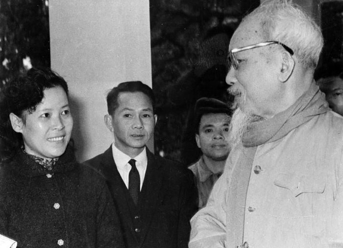 Chủ tịch Hồ Chí Minh dặn dò nữ phóng viên Tuệ Oanh của Việt Nam Thông tấn xã về cách viết tin trong dịp đưa tin cuộc bầu cử Quốc hội khóa III (26/4/1964).