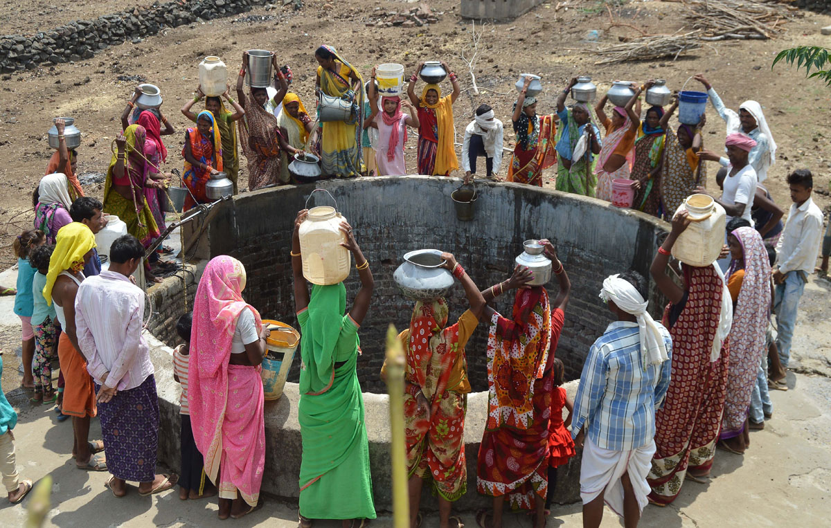 Người dân lấy nước uống tại một giếng nước ở bang Madhya Pradesh, Ấn Độ, ngày 16/6/2019.