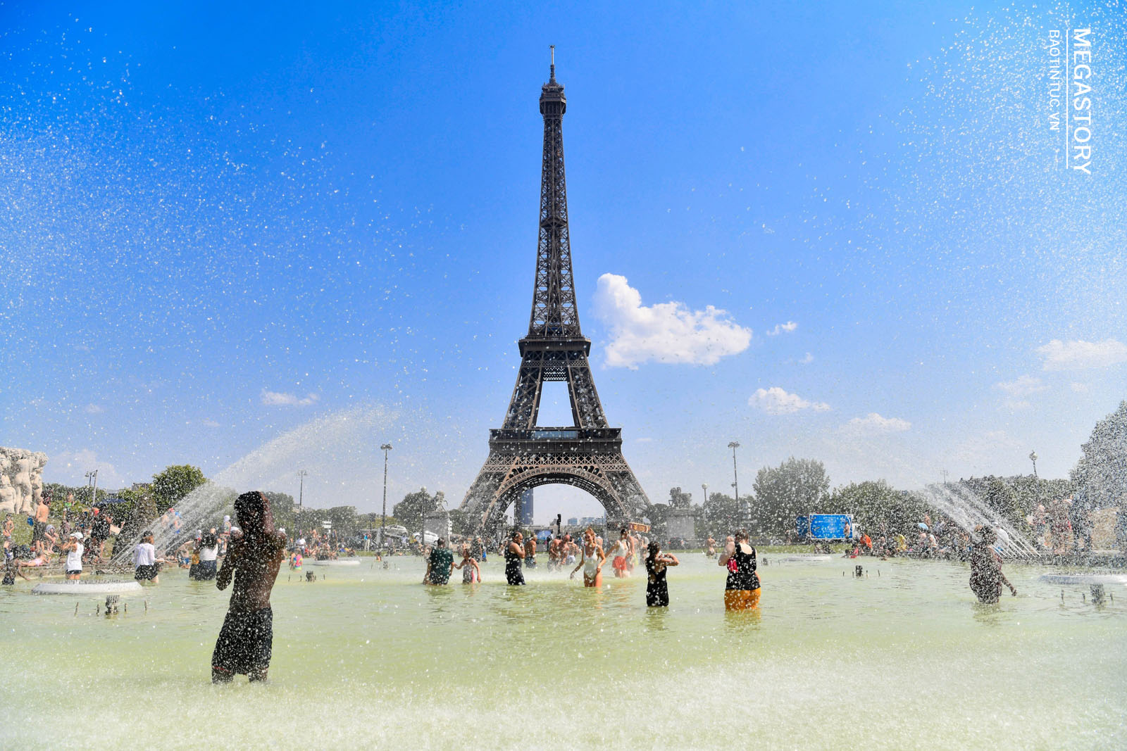 Người dân tránh nóng bên vòi phun nước tại Paris, Pháp, ngày 25/7/2019.