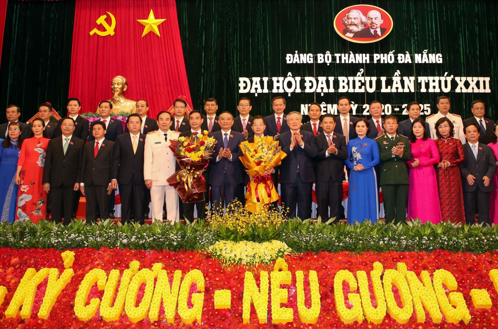 Ra mắt Ban Chấp hành Đảng bộ thành phố Đà Nẵng nhiệm kỳ 2020 - 2025.