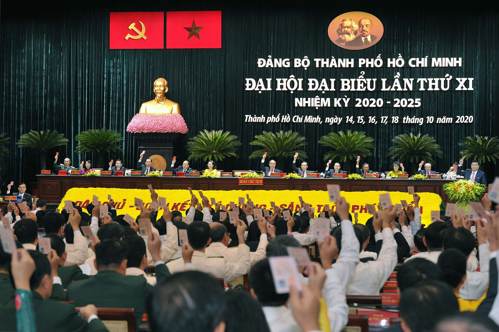 Các đại biểu biểu quyết thông qua danh sách Ban Chấp hàng Đảng bộ Thành phố Hồ Chí Minh nhiệm kỳ 2020 - 2025.