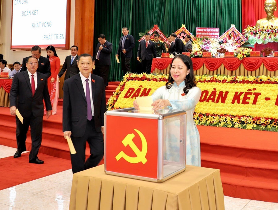 Bí thư Tỉnh ủy An Giang Võ Thị Ánh Xuân bỏ phiếu bầu cử đại biểu chính thức và đại biểu dự khuyết đi dự Đại hội XIII của Đảng.