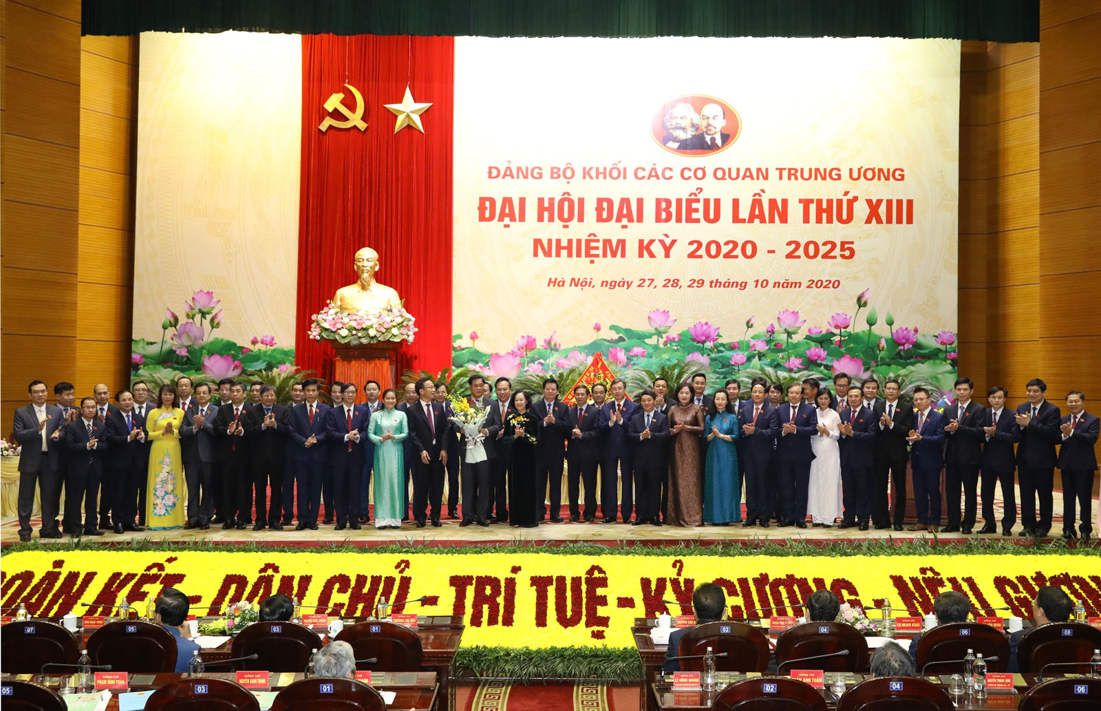 Đồng chí Trương Thị Mai, Ủy viên Bộ Chính trị, Bí thư Trung ương Đảng, Trưởng Ban Dân vận Trung ương tặng hoa chúc mừng Ban chấp hành Đảng bộ Khối các cơ quan Trung ương khóa XIII.