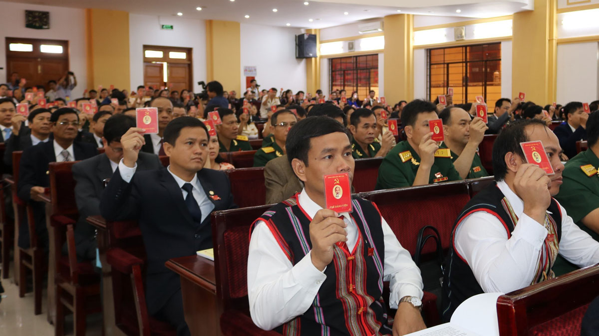 Các đại biểu biểu quyết thông qua Nghị quyết Đại hội đại biểu Đảng bộ tỉnh Kon Tum lần thứ XVI, nhiệm kỳ 2020-2025.