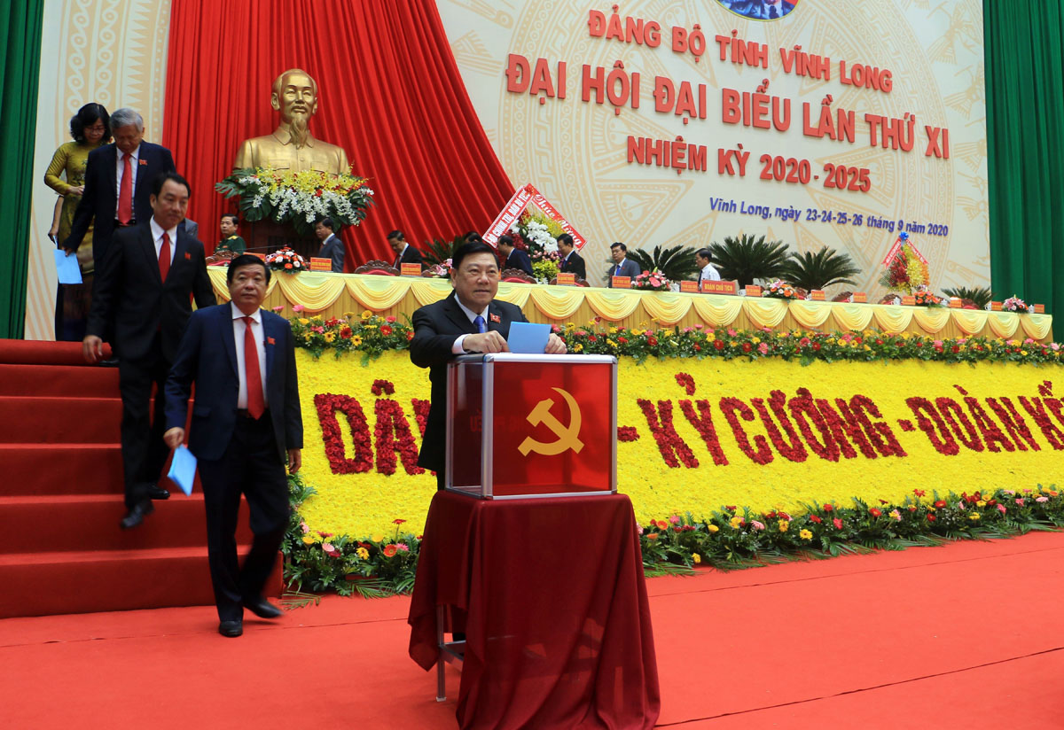 Đại biểu bỏ phiếu bầu Ban Chấp hành Đảng bộ tỉnh Vĩnh Long khóa XI, nhiệm kỳ 2020 - 2025.