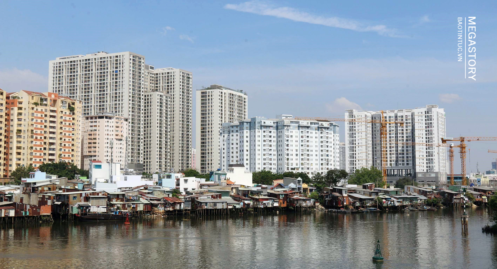 Nhiều hộ gia đình vẫn còn sinh sống trên và ven kênh Tẻ (quận 8).