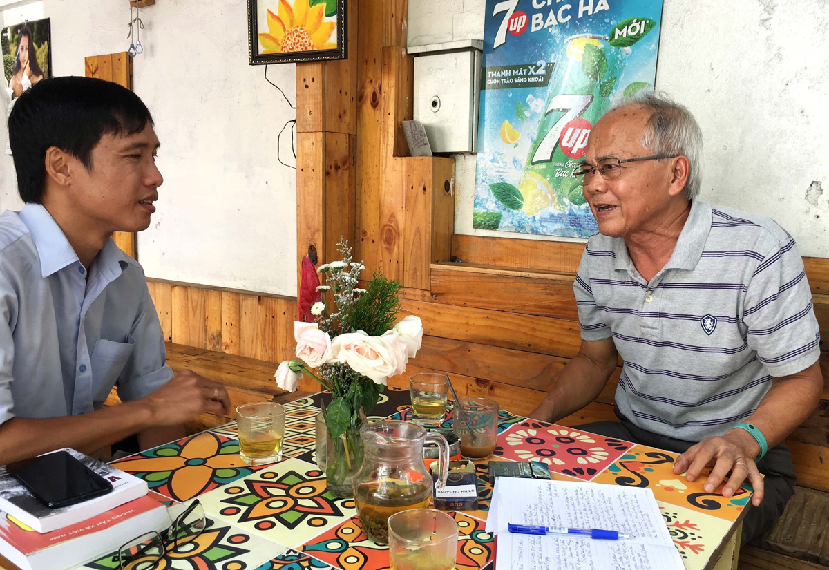 Nhà báo Nguyễn Văn Khánh (phải), nguyên phóng viên khóa GP10 của Việt Nam Thông tấn xã tăng cường cho Thông tấn xã Giải phóng trong kháng chiến chống Mỹ, cứu nước.