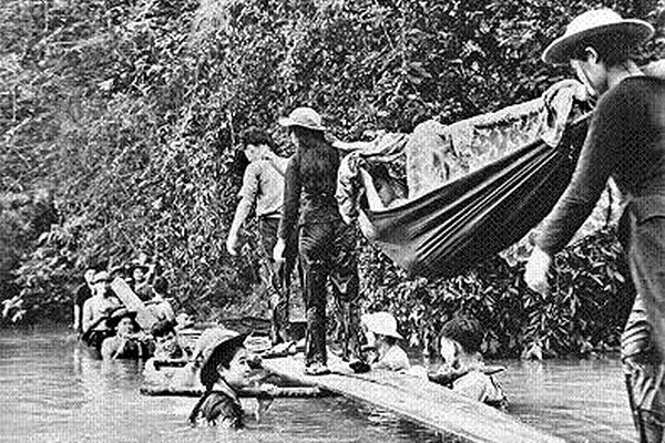 Bức ảnh chiến tranh mang tính biểu tượng "Cầu người" của nhà báo Phạm Văn Thính.