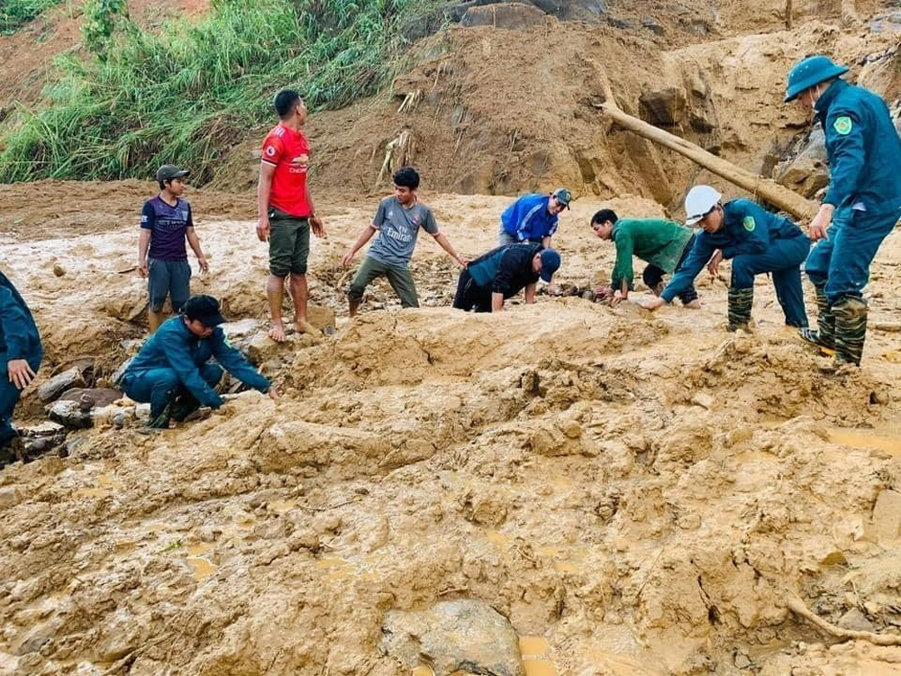 Các lực lượng tại chỗ tìm kiếm nạn nhân bị vùi lấp tại xã Phước Lộc, huyện Phước Sơn, Quảng Nam.