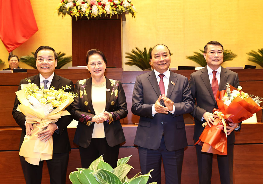 Chủ tịch Quốc hội Nguyễn Thị Kim Ngân và Thủ tướng Nguyễn Xuân Phúc tặng hoa chúc mừng đồng chí Chu Ngọc Anh và Lê Minh Hưng đã hoàn thành nhiệm vụ Quốc hội giao và chuyển sang đảm nhiệm vị trí công tác mới.