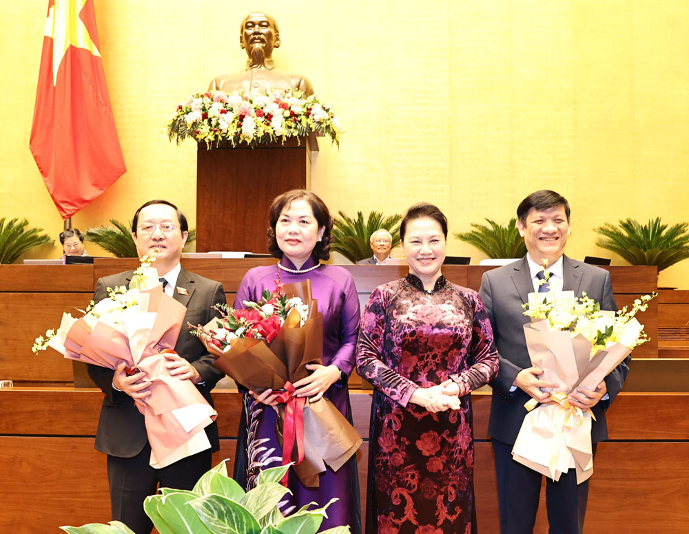 Chủ tịch Quốc hội Nguyễn Thị Kim Ngân tặng hoa chúc mừng Bộ trưởng Bộ Y tế, Bộ trưởng Bộ Khoa học và Công nghệ và Thống đốc Ngân hàng Nhà nước Việt Nam vừa được Quốc hội phê chuẩn.