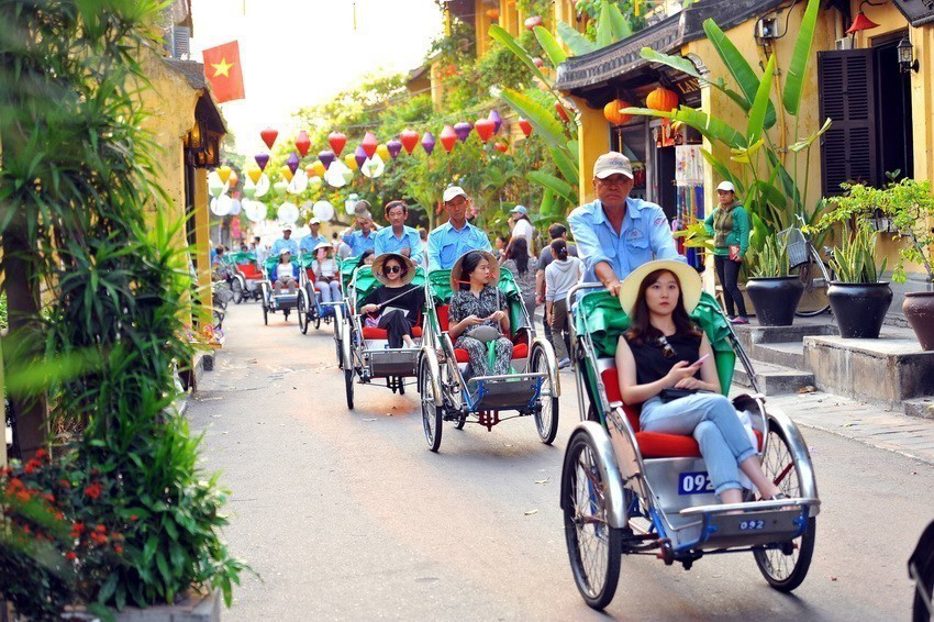 Khách du lịch trong và ngoài nước tham quan phố cổ Hội An.