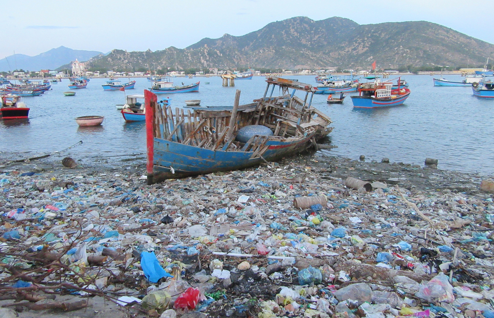 Rác thải nhựa tại khu vực ven bờ Đầm Nại (Ninh Thuận).