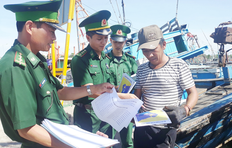 Đồn Biên phòng Lý Hòa, Bộ Chỉ huy Bộ đội Biên phòng Quảng Bình tuyên truyền chống khai thác hải sản bất hợp pháp cho ngư dân.