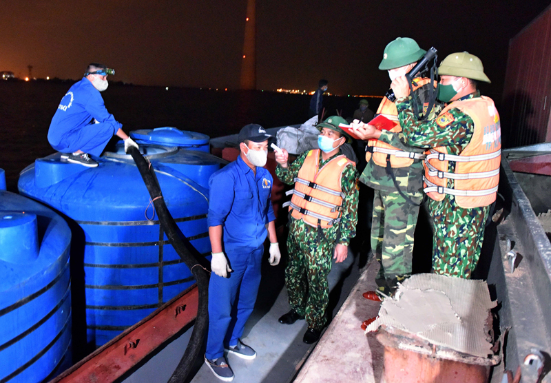 Cán bộ, chiến sỹ Đồn Biên phòng Cát Hải tuần tra kiểm soát quản lý người và phương tiện ra, vào tại địa bàn.