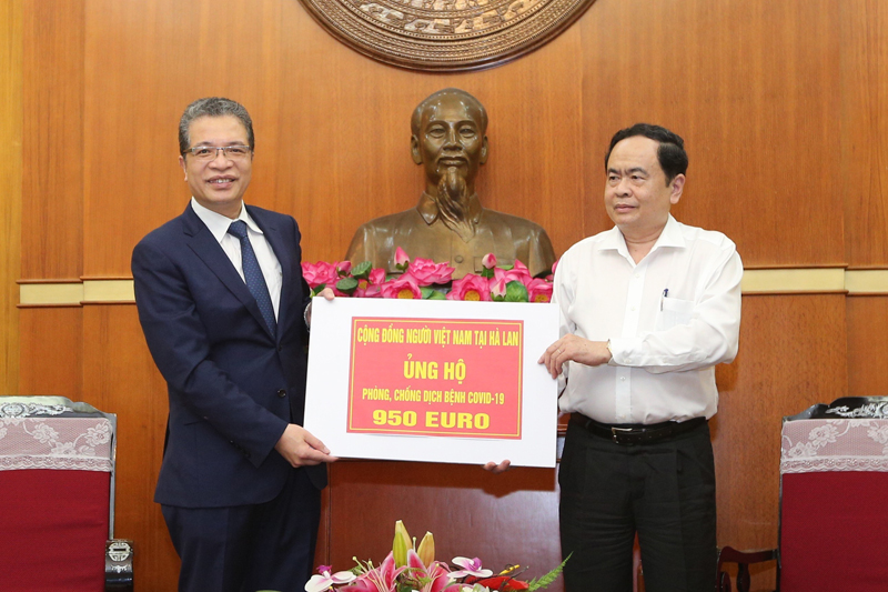 Chủ tịch Ủy ban Trung ương MTTQ Việt Nam Trần Thanh Mẫn tiếp nhận ủng hộ từ Đại diện các tổ chức Hội và cộng đồng người Việt Nam ở nước ngoài trao ủng hộ phòng, chống dịch COVID-19.