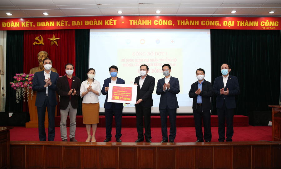 Đồng chí Trần Thanh Mẫn, Bí thư Trung ương Đảng, Chủ tịch Ủy ban Trung ương MTTQ Việt Nam trao biểu trưng ủng hộ đợt 1 từ các tin nhắn ủng hộ phòng, chống dịch COVID-19 cho Bộ Y tế.